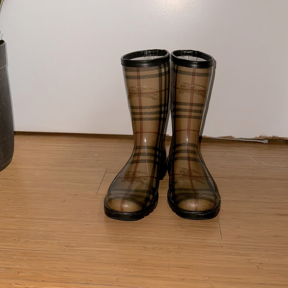 Classic woman  Burberry Rainboots size 36 great condition
